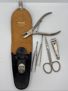 PIONEER Black Leather Key & Card Holder with Silver Clasp
